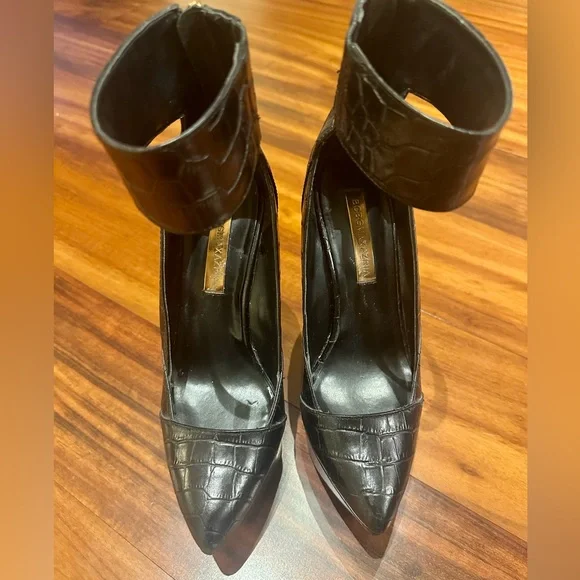 BCBGMaxAzria Black Reptile Print Platform Wedge - Picture 5 of 6